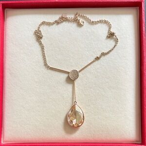 Elegant Gold Teardrop Pendant Necklace